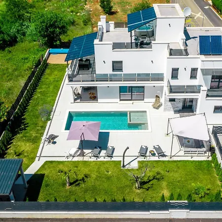Gorgeous In With Outdoor Swimming Pool *